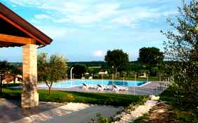 Blick über den Pool in die weite Landschaft